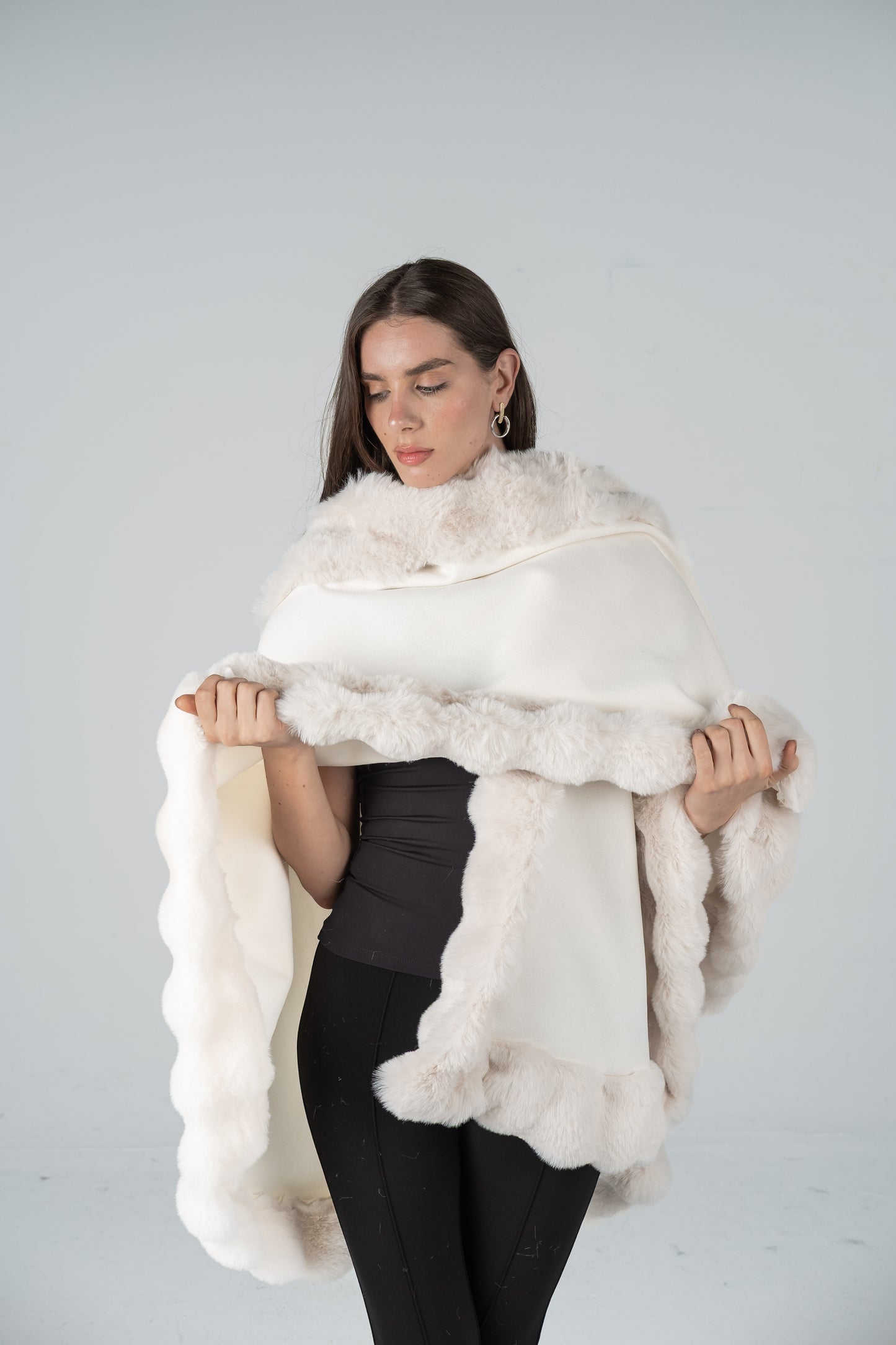 HOODED WHITE CAPE WITH FUR TRIM