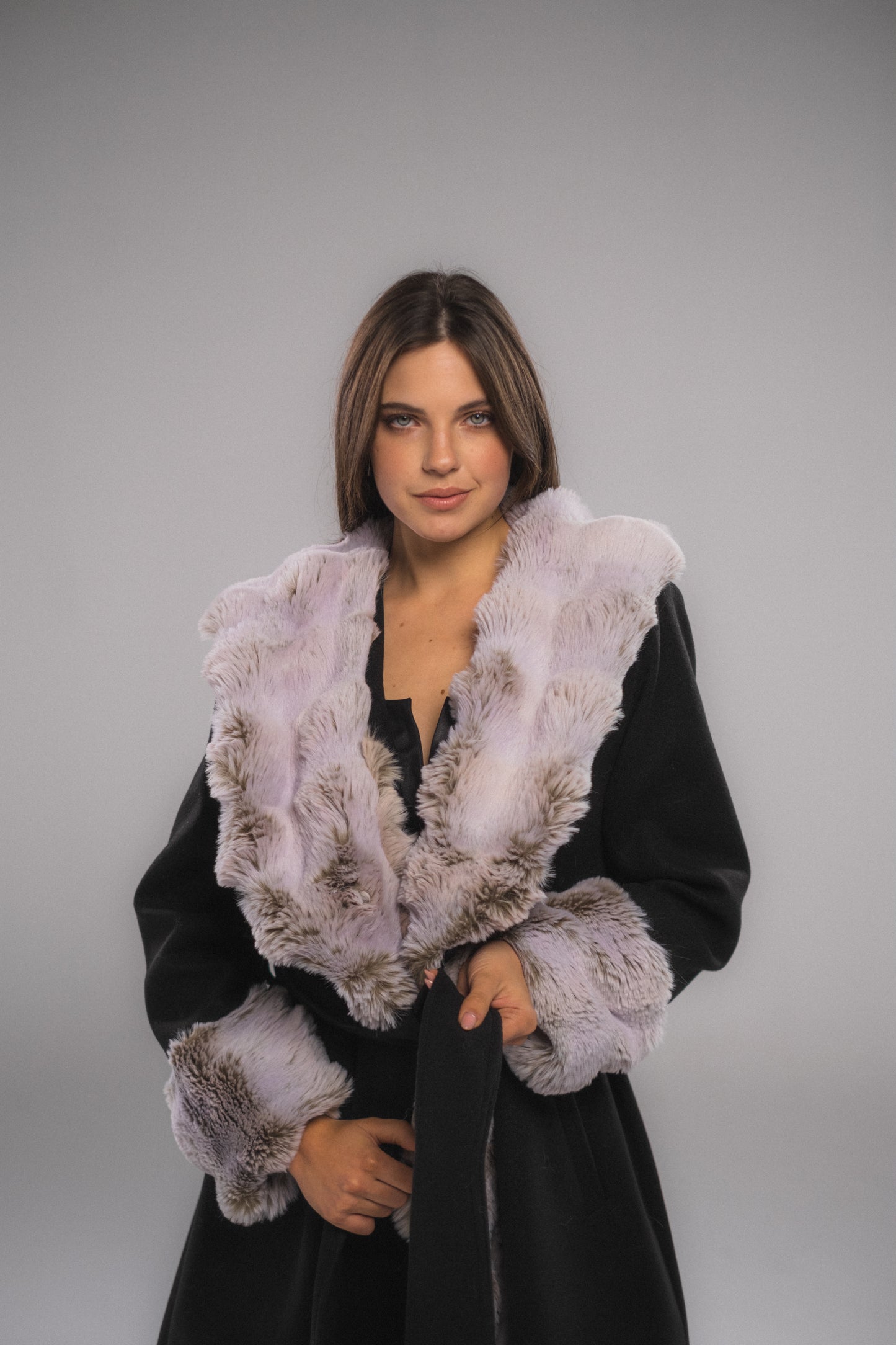 Circled Cloud Fur Fabric Coat With Grey Collar